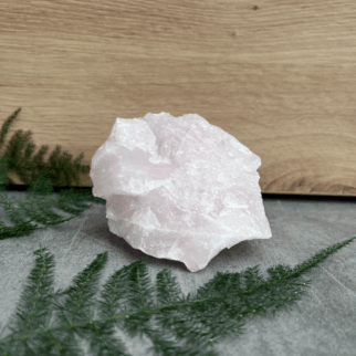 Ruwe rozenkwarts. Rozenkwarts bevordert vergeving, empathie, compassie en tolerantie, naar zowel anderen als jezelf