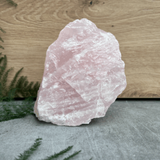 Ruwe rozenkwarts. Rozenkwarts bevordert vergeving, empathie, compassie en tolerantie, naar zowel anderen als jezelf
