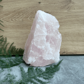 Ruwe rozenkwarts. Rozenkwarts bevordert vergeving, empathie, compassie en tolerantie, naar zowel anderen als jezelf