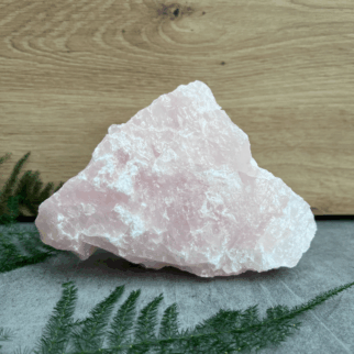 Ruwe rozenkwarts. Rozenkwarts bevordert vergeving, empathie, compassie en tolerantie, naar zowel anderen als jezelf