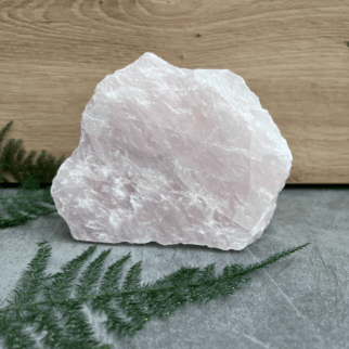 Ruwe rozenkwarts. Rozenkwarts bevordert vergeving, empathie, compassie en tolerantie, naar zowel anderen als jezelf