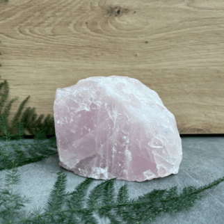 Ruwe rozenkwarts. Rozenkwarts bevordert vergeving, empathie, compassie en tolerantie, naar zowel anderen als jezelf