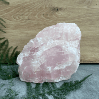 Ruwe rozenkwarts. Rozenkwarts bevordert vergeving, empathie, compassie en tolerantie, naar zowel anderen als jezelf