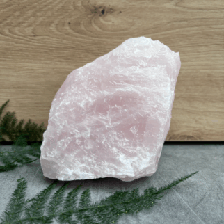 Ruwe rozenkwarts. Rozenkwarts bevordert vergeving, empathie, compassie en tolerantie, naar zowel anderen als jezelf