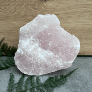 Ruwe rozenkwarts. Rozenkwarts bevordert vergeving, empathie, compassie en tolerantie, naar zowel anderen als jezelf