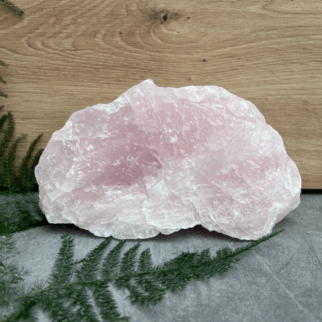 Ruwe rozenkwarts. Rozenkwarts bevordert vergeving, empathie, compassie en tolerantie, naar zowel anderen als jezelf