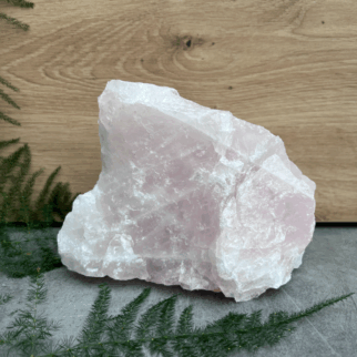 Ruwe rozenkwarts. Rozenkwarts bevordert vergeving, empathie, compassie en tolerantie, naar zowel anderen als jezelf