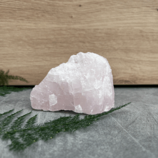 Ruwe rozenkwarts. Rozenkwarts bevordert vergeving, empathie, compassie en tolerantie, naar zowel anderen als jezelf