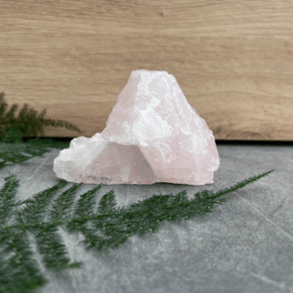 Ruwe rozenkwarts. Rozenkwarts bevordert vergeving, empathie, compassie en tolerantie, naar zowel anderen als jezelf