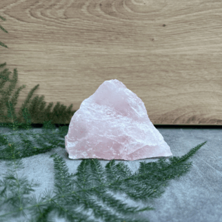 Ruwe rozenkwarts. Rozenkwarts bevordert vergeving, empathie, compassie en tolerantie, naar zowel anderen als jezelf