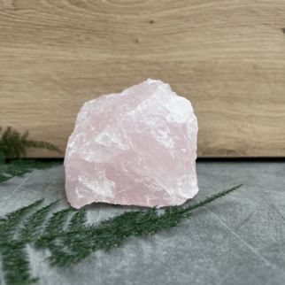 Ruwe rozenkwarts. Rozenkwarts bevordert vergeving, empathie, compassie en tolerantie, naar zowel anderen als jezelf