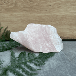 Ruwe rozenkwarts. Rozenkwarts bevordert vergeving, empathie, compassie en tolerantie, naar zowel anderen als jezelf