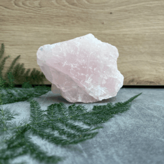 Ruwe rozenkwarts. Rozenkwarts bevordert vergeving, empathie, compassie en tolerantie, naar zowel anderen als jezelf