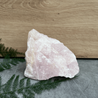 Ruwe rozenkwarts. Rozenkwarts bevordert vergeving, empathie, compassie en tolerantie, naar zowel anderen als jezelf