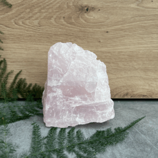 Ruwe rozenkwarts. Rozenkwarts bevordert vergeving, empathie, compassie en tolerantie, naar zowel anderen als jezelf
