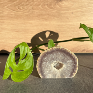 Agaat standvlak, agaat werkt aardend, stabiliserend en beschermend. De steen werkt kalmerend, laat je veilig voelen en zorgt voor zowel geestelijke balans.