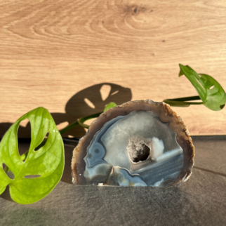 Agaat standvlak, agaat werkt aardend, stabiliserend en beschermend. De steen werkt kalmerend, laat je veilig voelen en zorgt voor zowel geestelijke balans.