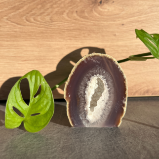 Agaat standvlak, agaat werkt aardend, stabiliserend en beschermend. De steen werkt kalmerend, laat je veilig voelen en zorgt voor zowel geestelijke balans.