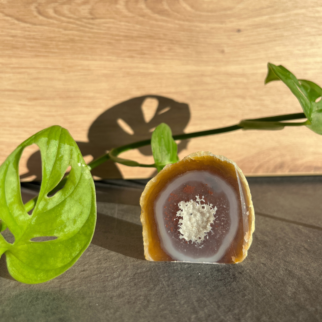 Agaat standvlak, agaat werkt aardend, stabiliserend en beschermend. De steen werkt kalmerend, laat je veilig voelen en zorgt voor zowel geestelijke balans.