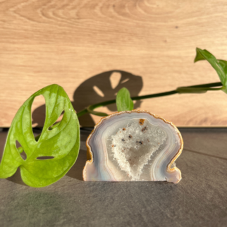 Agaat standvlak, agaat werkt aardend, stabiliserend en beschermend. De steen werkt kalmerend, laat je veilig voelen en zorgt voor zowel geestelijke balans.