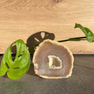 Agaat standvlak, agaat werkt aardend, stabiliserend en beschermend. De steen werkt kalmerend, laat je veilig voelen en zorgt voor zowel geestelijke balans.