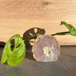 Agaat standvlak, agaat werkt aardend, stabiliserend en beschermend. De steen werkt kalmerend, laat je veilig voelen en zorgt voor zowel geestelijke balans.