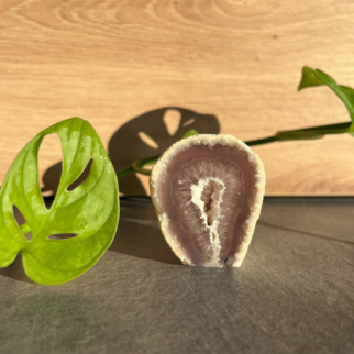 Agaat standvlak, agaat werkt aardend, stabiliserend en beschermend. De steen werkt kalmerend, laat je veilig voelen en zorgt voor zowel geestelijke balans.