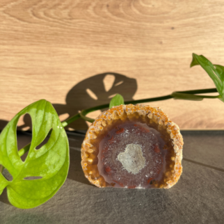 Agaat standvlak, agaat werkt aardend, stabiliserend en beschermend. De steen werkt kalmerend, laat je veilig voelen en zorgt voor zowel geestelijke balans.