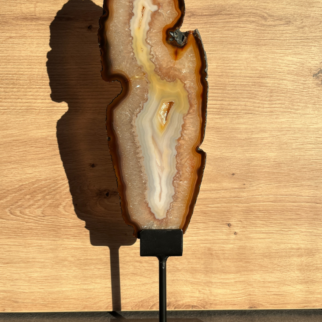 Agaat schijf op standaard. Agaat werkt aardend, stabiliserend en beschermend.