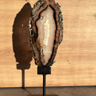 Agaat schijf op standaard. Agaat werkt aardend, stabiliserend en beschermend.