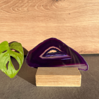 Paarse agaatschijf, elk stuk is uniek waar deze met de hand wordt bewerkt. Agaat werkt aardend en beschermend.