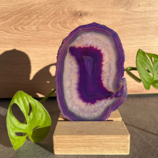 Paarse agaatschijf, elk stuk is uniek waar deze met de hand wordt bewerkt. Agaat werkt aardend en beschermend.