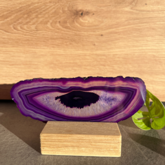 Paarse agaatschijf, elk stuk is uniek waar deze met de hand wordt bewerkt. Agaat werkt aardend en beschermend.