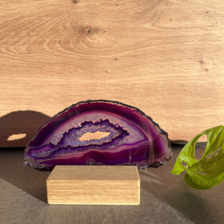 Paarse agaatschijf, elk stuk is uniek waar deze met de hand wordt bewerkt. Agaat werkt aardend en beschermend.