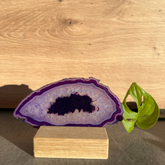 Paarse agaatschijf, elk stuk is uniek waar deze met de hand wordt bewerkt. Agaat werkt aardend en beschermend.