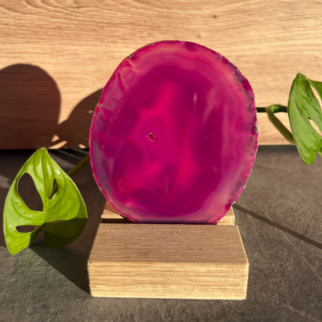 Roze agaatschijf, elk stuk is uniek waar deze met de hand wordt bewerkt. Agaat werkt aardend en beschermend.
