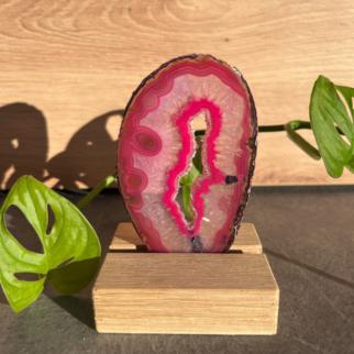 Roze agaatschijf, elk stuk is uniek waar deze met de hand wordt bewerkt. Agaat werkt aardend en beschermend.