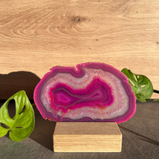 Roze agaatschijf, elk stuk is uniek waar deze met de hand wordt bewerkt. Agaat werkt aardend en beschermend.