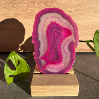 Roze agaatschijf, elk stuk is uniek waar deze met de hand wordt bewerkt. Agaat werkt aardend en beschermend.