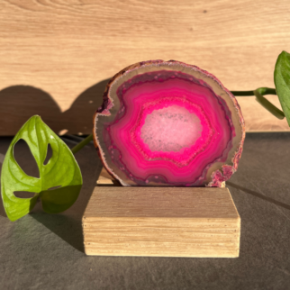 Roze agaatschijf, elk stuk is uniek waar deze met de hand wordt bewerkt. Agaat werkt aardend en beschermend.