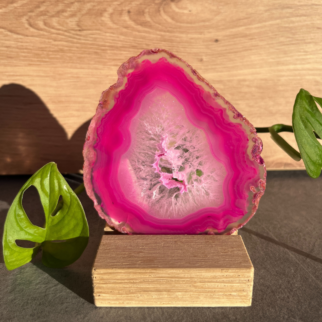 Roze agaatschijf, elk stuk is uniek waar deze met de hand wordt bewerkt. Agaat werkt aardend en beschermend.