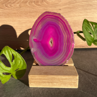 Roze agaatschijf, elk stuk is uniek waar deze met de hand wordt bewerkt. Agaat werkt aardend en beschermend.