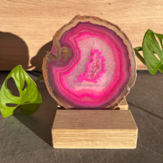 Roze agaatschijf, elk stuk is uniek waar deze met de hand wordt bewerkt. Agaat werkt aardend en beschermend.