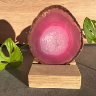 Roze agaatschijf, elk stuk is uniek waar deze met de hand wordt bewerkt. Agaat werkt aardend en beschermend.