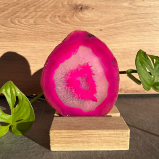 Roze agaatschijf, elk stuk is uniek waar deze met de hand wordt bewerkt. Agaat werkt aardend en beschermend.
