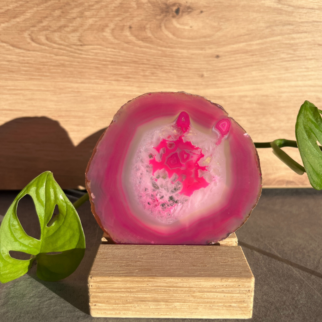 Roze agaatschijf, elk stuk is uniek waar deze met de hand wordt bewerkt. Agaat werkt aardend en beschermend.
