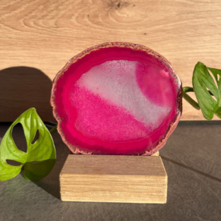 Roze agaatschijf, elk stuk is uniek waar deze met de hand wordt bewerkt. Agaat werkt aardend en beschermend.