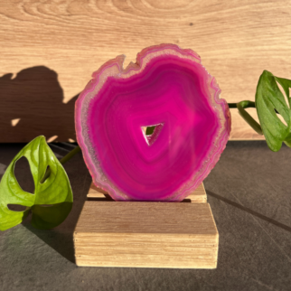 Roze agaatschijf, elk stuk is uniek waar deze met de hand wordt bewerkt. Agaat werkt aardend en beschermend.