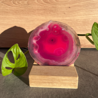 Roze agaatschijf, elk stuk is uniek waar deze met de hand wordt bewerkt. Agaat werkt aardend en beschermend.