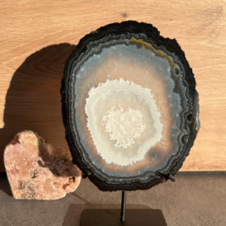 Agaat schijf op standaard. Agaat werkt aardend, stabiliserend en beschermend.